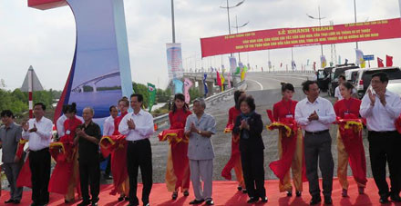 Cắt băng khánh thành các cầu, thông xe kỹ thuật đường về Đất Mũi