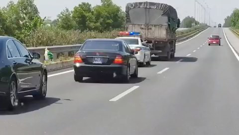 Hình ảnh xe tải 35C - 040.82 không nhường đường cho đoàn xe ưu tiên được cắt từ clip