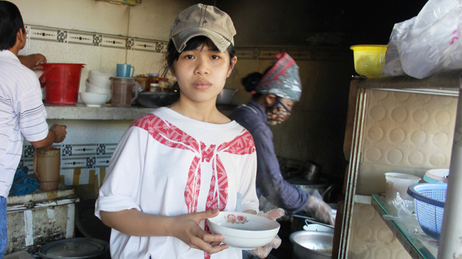 Kim Cúc đang phụ bán bún kiếm tiền lo chi phí nhập học. ảnh: Th.T