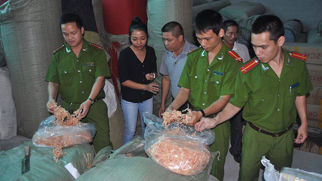 Số mực khô giả bị cơ quan công an thu giữ