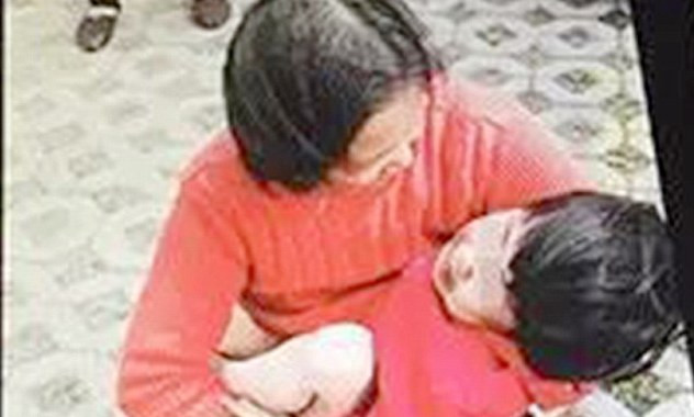 Người hàng xóm phát hiện Liu Liu bị rơi lầu.