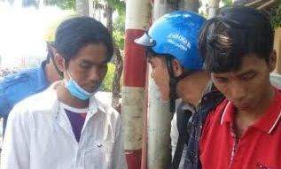 Bé gái khóc thét cạnh người cha 'phê’ ma túy bên đường