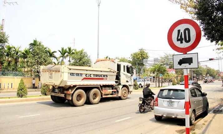 Biển quy định tốc độ xe tải 40km/h thay cho 50km/h trước đó tại đường Cách Mạng tháng Tám (quận Cẩm Lệ, TP. Đà Nẵng). Ảnh: Thanh Trần. 