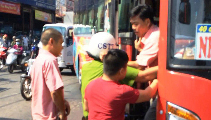 Tài xế và phụ xe có dấu hiệu chống đối mãi đến khi cảnh sát nổ súng mới chịu dừng xe. Ảnh cắt từ clip.