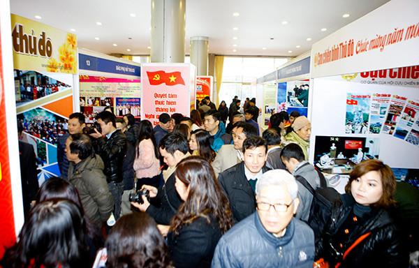 Rất đông người đến Hội Báo xuân Hà Nội 2016 khai mạc sáng nay 29/1.