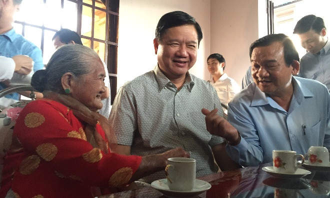 Bí thư Thăng thăm hỏi mẹ Việt Nam anh hùng Nguyễn Thị Em.