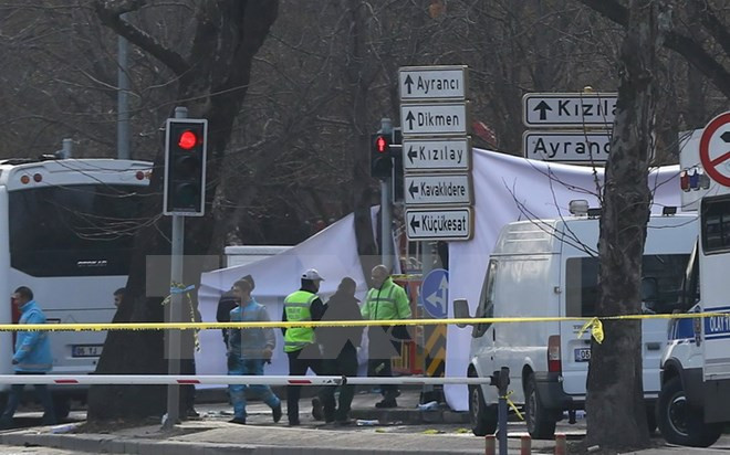 Lực lượng an ninh Thổ Nhĩ Kỳ điều tra tại hiện trường vụ đánh bom ở Ankara. (Nguồn: AFP/TTXVN)