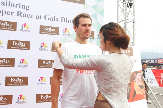 Nam thủy thủ có khuôn mặt và vóc dáng đẹp, được cả đội bình chọn là “người mẫu áo dài”. Ảnh: Thanh Trần. 