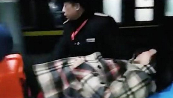 Các nhân viên tàu giúp người nhà đưa thai phụ đến bệnh viện sinh con. Ảnh: SCMP.