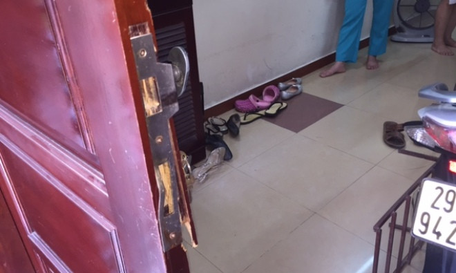 Cửa gỗ bị bậy tung