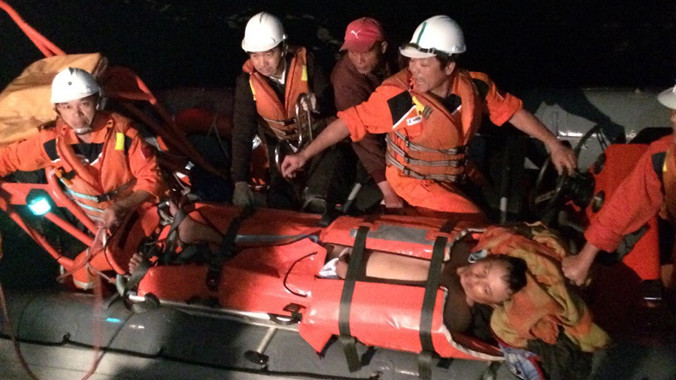 Clip: Cứu ngư dân ngã vào chân vịt hôn mê trên biển