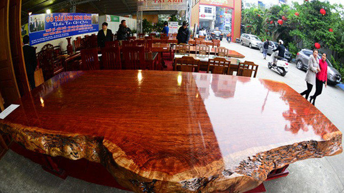 Chiếc phản gỗ cẩm lai khá bắt mắt. Theo lời người chủ gian hàng, phản được làm từ gỗ cẩm lai từ đất nước Công-gô (châu Phi). 