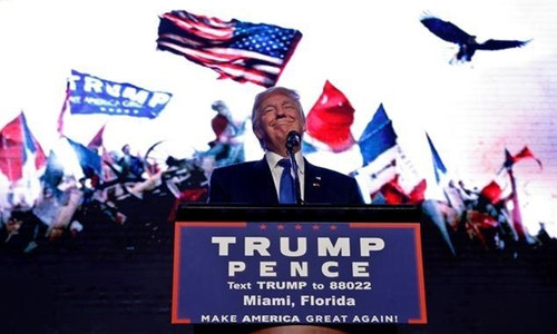 Ông Trump kêu gọi giải giáp lực lượng vệ sĩ của bà Clinton. Ảnh: Reuters.