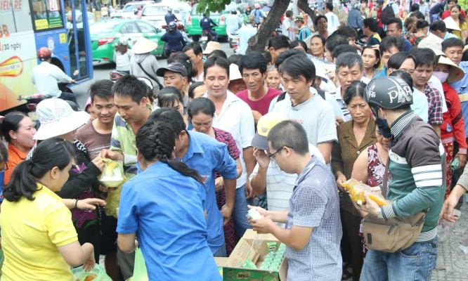 Những tấm lòng hảo tâm trao các phần ăn trưa nghĩa tình đến người dân nghèo tại khu vực bệnh viện Nhi đồng 1