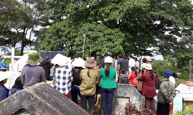 Bà con làng xóm tiễn đưa em S.