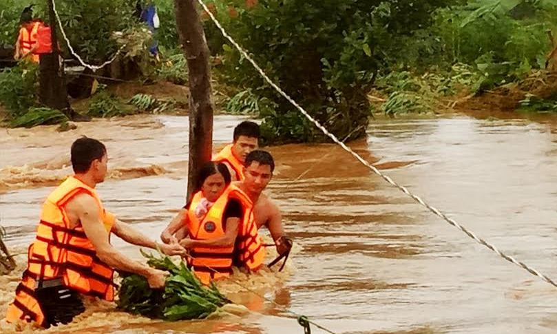 Các chiến sĩ và những người dân được giải cứu.