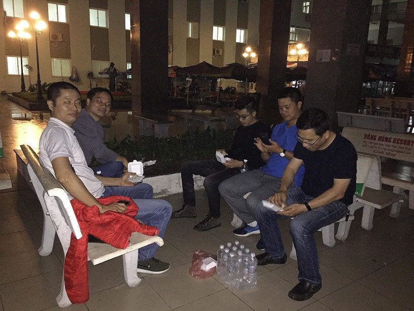 Anh Điệp (áo trắng, ngoài cùng bên trái) cùng nhóm bạn tình nguyện mua đồ ăn, thức uống giúp những người kẹt xe trên cao tốc Pháp Vân - Cầu Giẽ .