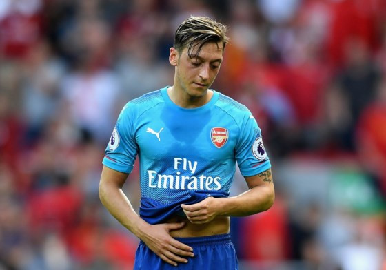 Đây là hình ảnh thường thấy nhất của Mesut Oezil ở mùa này. Ảnh: Getty Images.