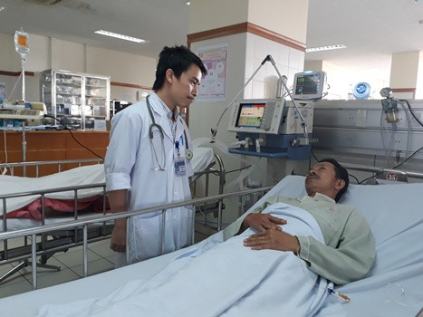 Ông Kính đã qua cơn nguy kịch và kể lại sự việc xảy ra. Ảnh: Vạn An.