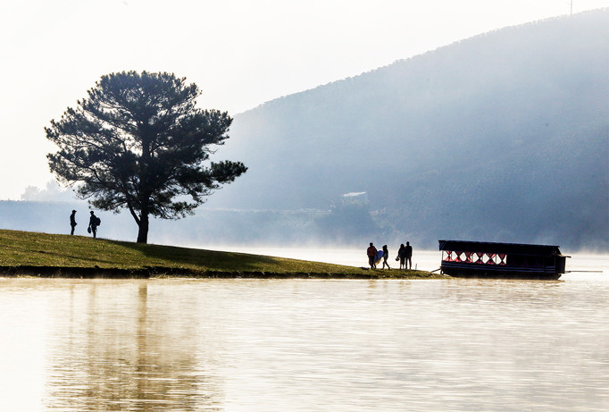 Thuyền gỗ hoạt động trái phép ở Suối Vàng.