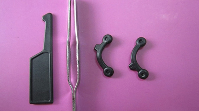 Cận cảnh những dụng cụ và “sụn nhựa” nâng mũi.