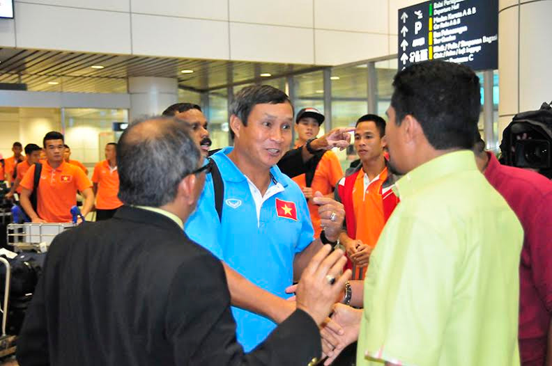 Ông Mai Đức Chung dẫn đầu đoàn.