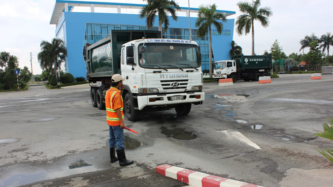 Xe rác quay về do ngày 2/12 Sở Tài Nguyên và Môi trường bất ngờ ra công văn "tạm ngưng". Ảnh L.N.