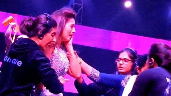 Gauhar Khan sau khi bị tát. Ảnh: AFP.