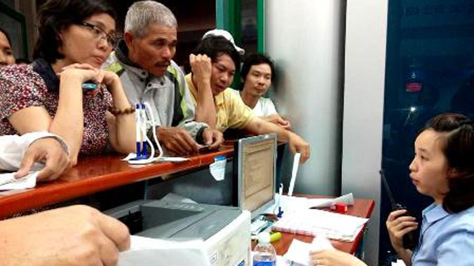 Hành khách từ Huế vào quầy làm thủ tục của VNA tại sân bay Đà Nẵng để bay tiếp. Ảnh do bạn đọc cung cấp.