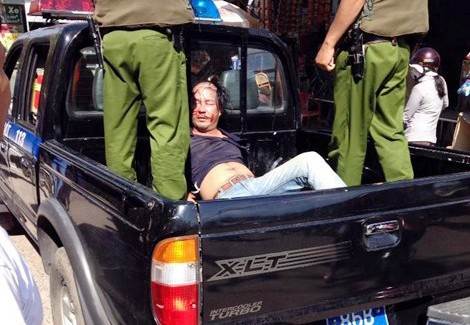 Công an đưa kẻ gây án về đồn.