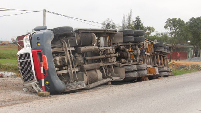 Chiếc xe nằm nghiêng bên lề đường.