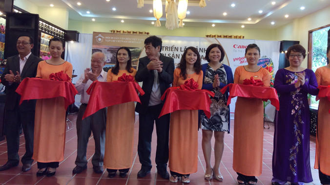 Cắt băng khai mạc Triển lãm ảnh Di sản Việt Nam. Trí Quân.