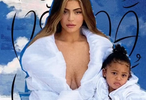 Em út gợi cảm nhà Kardashian bế con gái lên bìa Vogue