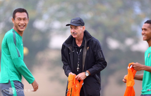 Thầy trò HLV Riedl tự tin sẽ đánh bại tuyển Việt Nam ngay tại Hà Nội. Ảnh: Đức Đồng.