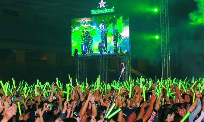 Hàng vạn khán giả hào hứng khi được tận mắt nhìn thấy các siêu robot.