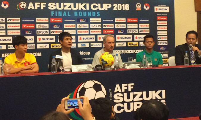 HLV Nguyễn Hữu Thắng trong buổi họp báo trước trận đấu. 