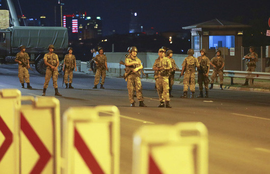 Binh sĩ xuất hiện trên đường phố Ankara, Thổ Nhĩ Kỳ.