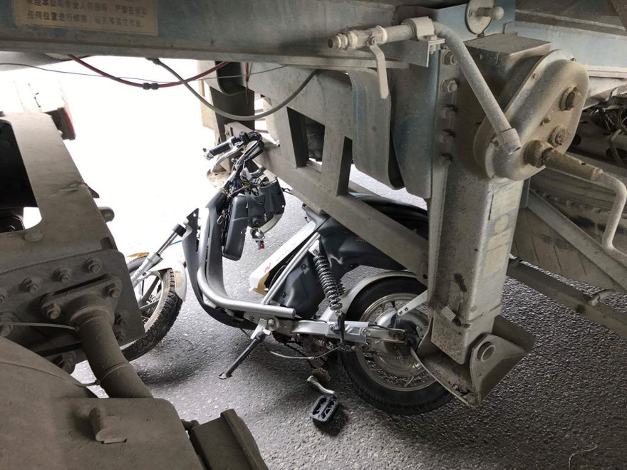 Chiếc xe đạp điện bị hư hỏng.