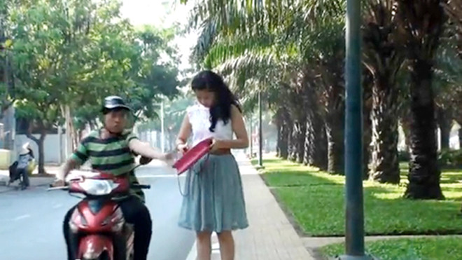 Cướp túi của người nước ngoài lấy tiền đi bar