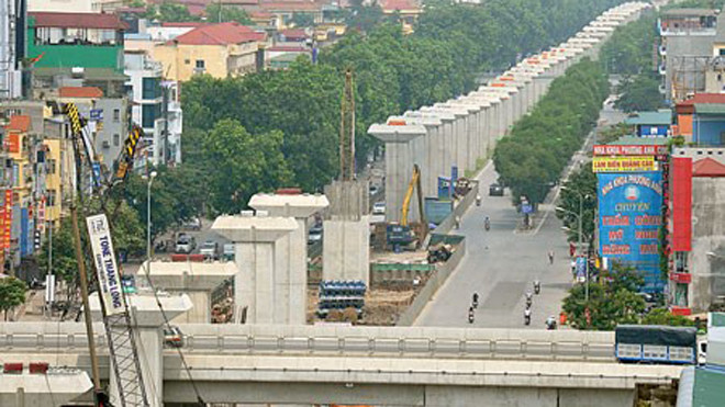 Tiếp tục chặt hạ cây xanh trong phạm vi GPMB thi công tuyến đường sắt trên cao và nút giao Nguyễn Trãi – Khuất Duy Tiến 