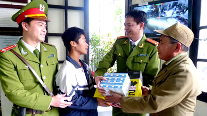 Long được gia đình đến đón về và nhận phần quà từ tay các chú CA