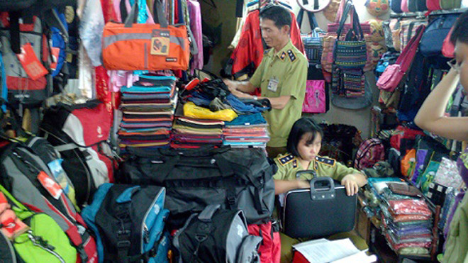 Lực lượng quản lý thị trường bắt giữ các sản phẩm giả mạo thương hiệu "The North face"