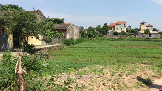 Con đường lấy một phần đất dân cư đã ở ổn định. Ảnh: Đ Loan