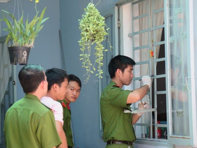 Các đội nghiệp vụ công an TP.HCM đang truy tìm dấu vân tay của băng trộm khi chúng bẻ khung cửa sổ nhà nạn nhân