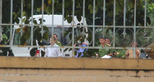 Việc thực nghiệm được tiến hành bên trong Trạm kiểm soát giao thông Suối Tre sáng nay. Ảnh: Hoàng Trường