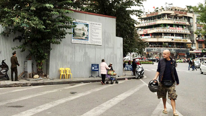 Mảnh đất dự kiến xây dựng Trung tâm thông tin vẫn đang được rào kín. Ảnh: Giang Huy