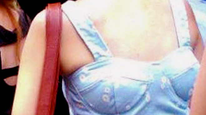 Chiếc áo mặc ngược của nữ sinh vạch tội tên sửa xe