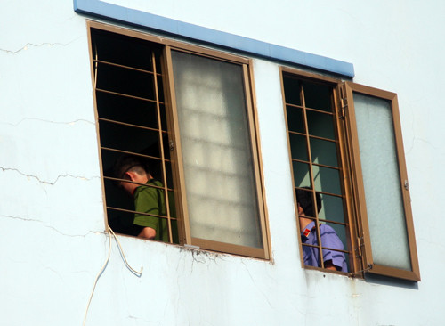 Công an cùng đại diện Viện kiểm sát có mặt khám nghiệm căn phòng phát hiện người đàn ông tử vong. Ảnh: An Nhơn