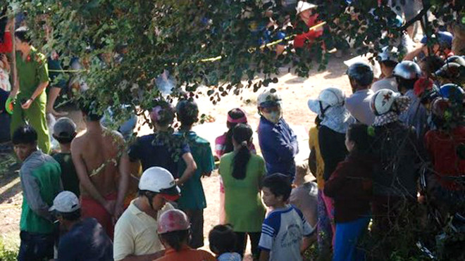 Người dân hiếu kỳ tập trung tại hiện trường