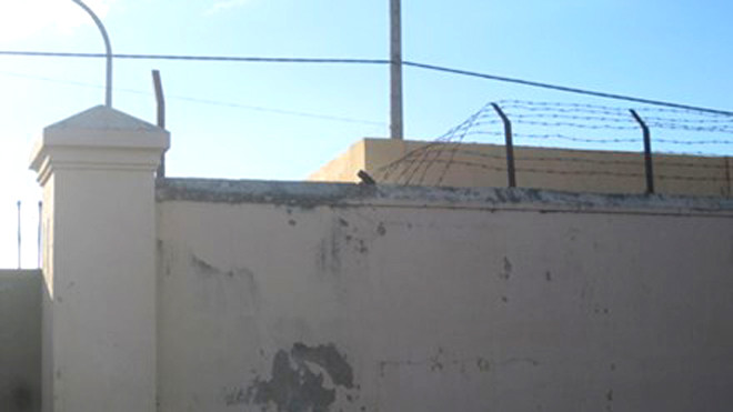 Khu vực tường rào nơi các học viên phá để trốn ra ngoài